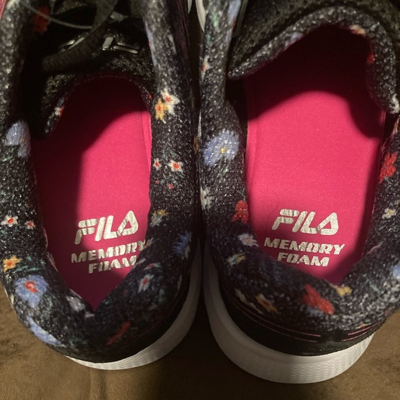 Fila brand,size 7.5, black and floral,memory foam, new with tags, comfy - Picture 9 of 10